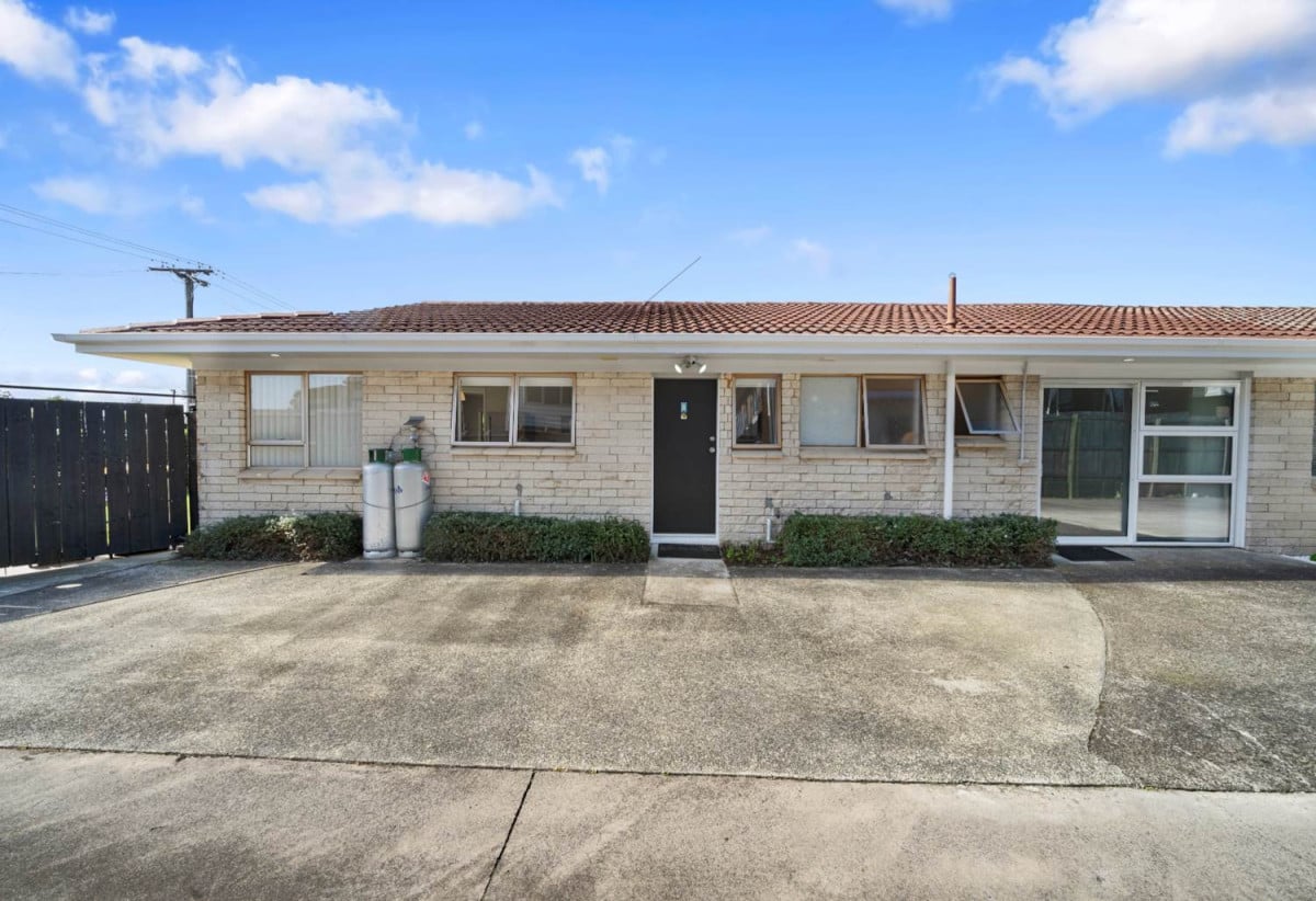 Brick and tile 2 beds 1 bath home with garage, 0.5 km to Papatoetoe Central School, 8/42 Wintere Road, Papatoetoe, Auckland