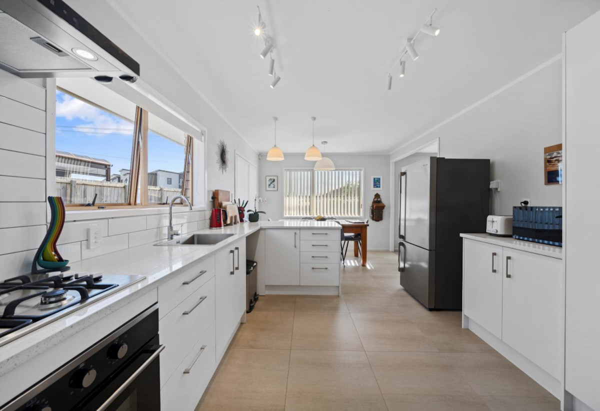 Brick and tile 2 beds 1 bath home with garage, 0.5 km to Papatoetoe Central School, 8/42 Wintere Road, Papatoetoe, Auckland