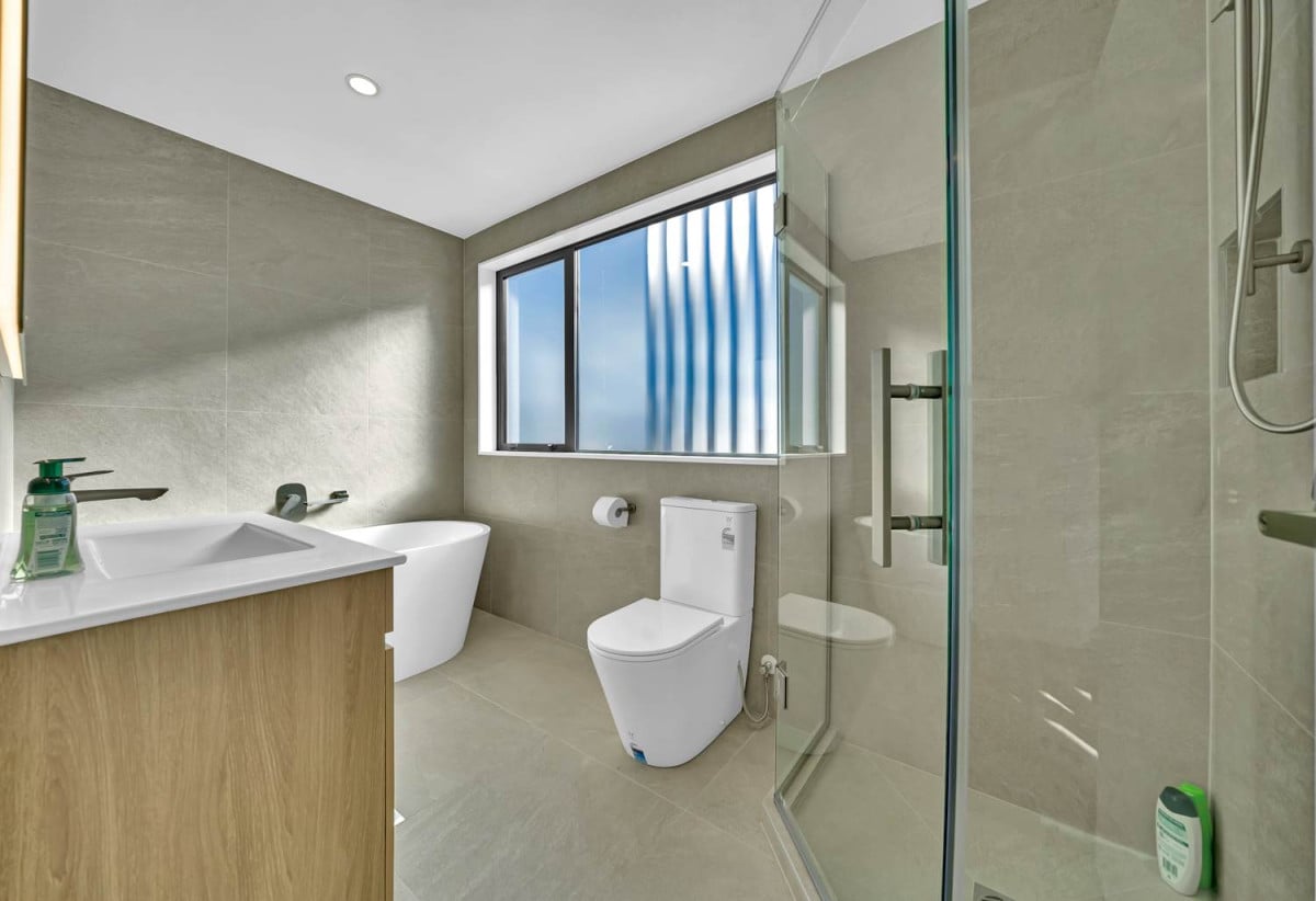 Brandnew 5 beds (2 ensuites) 3.5 baths house with garage, 1 ensuite with its own entry on ground floor, 13 Tebaga Gap Road, Hingaia, Auckland