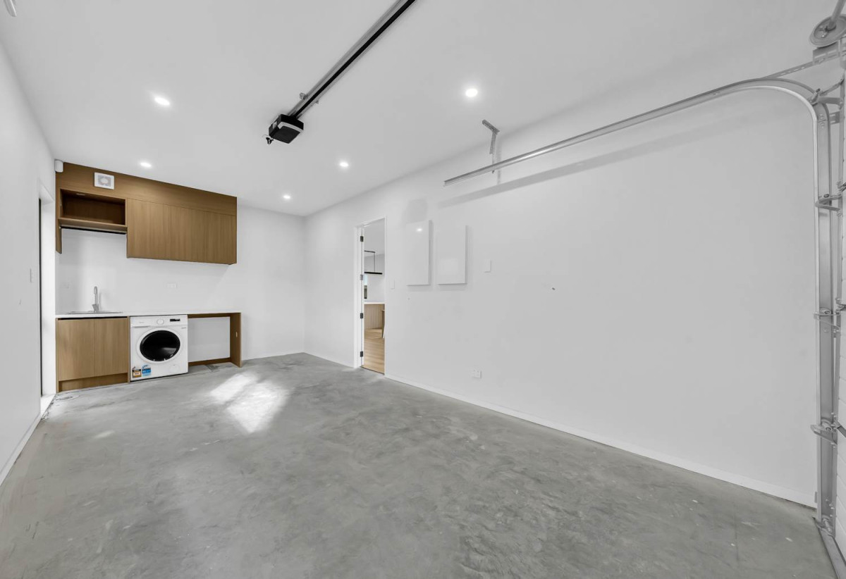 Brandnew 5 beds (2 ensuites) 3.5 baths house with garage, 1 ensuite with its own entry on ground floor, 13 Tebaga Gap Road, Hingaia, Auckland