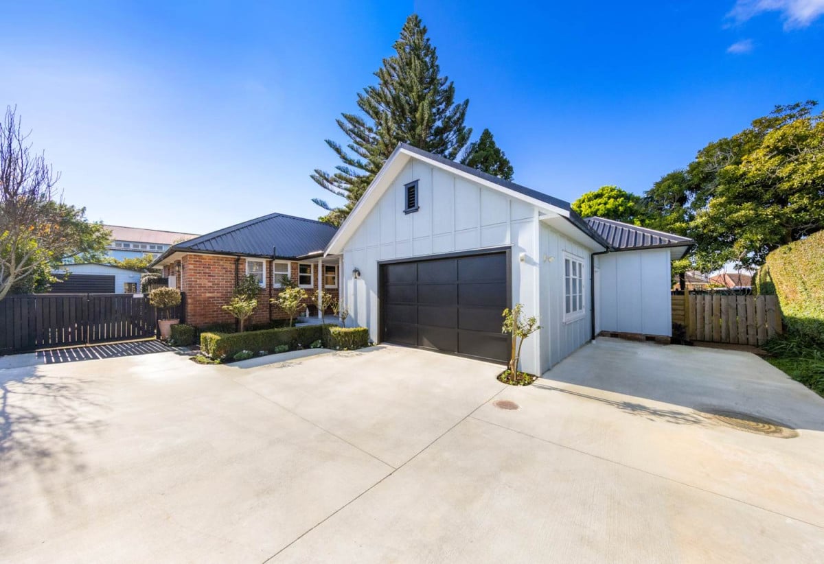 685m2 section, 170m2 Renovated 3 beds (1 ensuite) 2 baths house with double garage, Built-in pizza oven & wine fridge, Central heating, new long run roof, COC for new electrical wiring & new CCC for the professionally completed extension, Fully fenced and gated, 11 Alamein Road, Panmure, Auckland