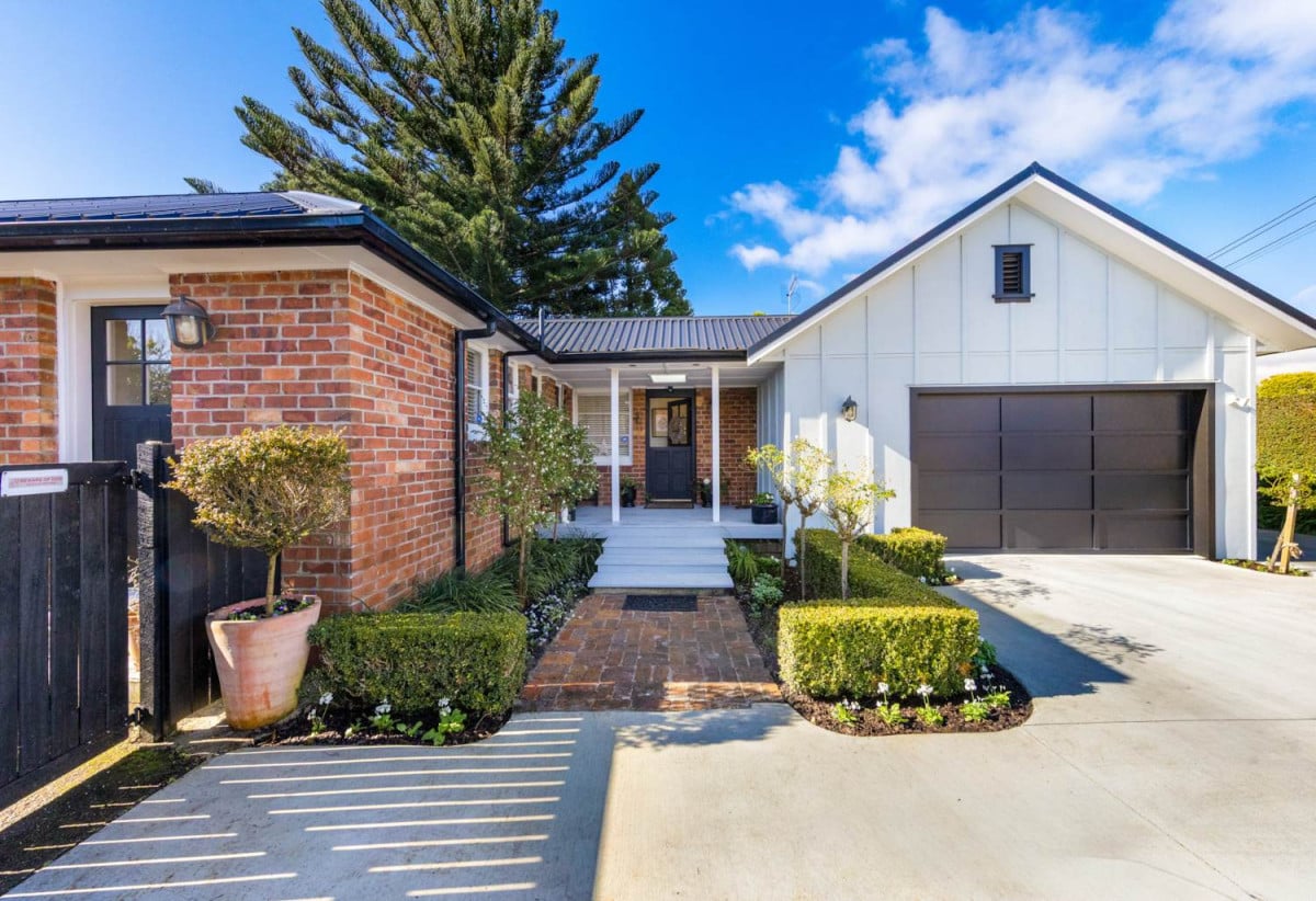 685m2 section, 170m2 Renovated 3 beds (1 ensuite) 2 baths house with double garage, Built-in pizza oven & wine fridge, Central heating, new long run roof, COC for new electrical wiring & new CCC for the professionally completed extension, Fully fenced and gated, 11 Alamein Road, Panmure, Auckland