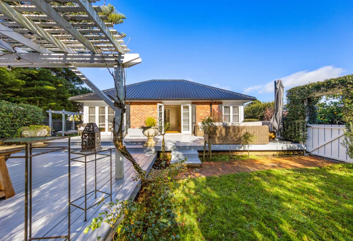 685m2 section, 170m2 Renovated 3 beds (1 ensuite) 2 baths house with double garage, Built-in pizza oven & wine fridge, Central heating, new long run roof, COC for new electrical wiring & new CCC for the professionally completed extension, Fully fenced and gated, 11 Alamein Road, Panmure, Auckland