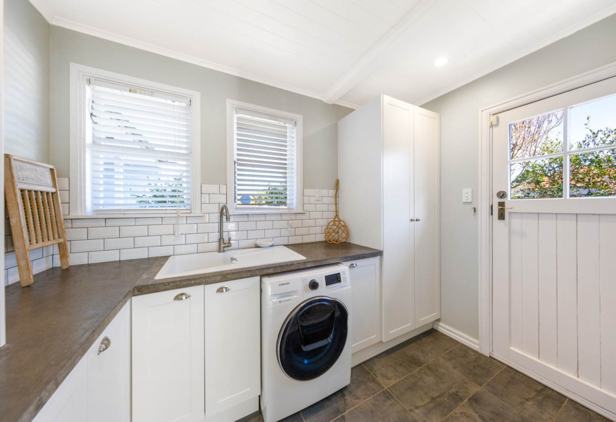 685m2 section, 170m2 Renovated 3 beds (1 ensuite) 2 baths house with double garage, Built-in pizza oven & wine fridge, Central heating, new long run roof, COC for new electrical wiring & new CCC for the professionally completed extension, Fully fenced and gated, 11 Alamein Road, Panmure, Auckland