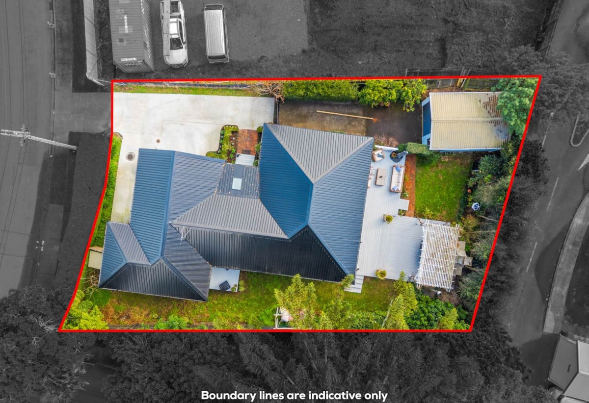 685m2 section, 170m2 Renovated 3 beds (1 ensuite) 2 baths house with double garage, Built-in pizza oven & wine fridge, Central heating, new long run roof, COC for new electrical wiring & new CCC for the professionally completed extension, Fully fenced and gated, 11 Alamein Road, Panmure, Auckland