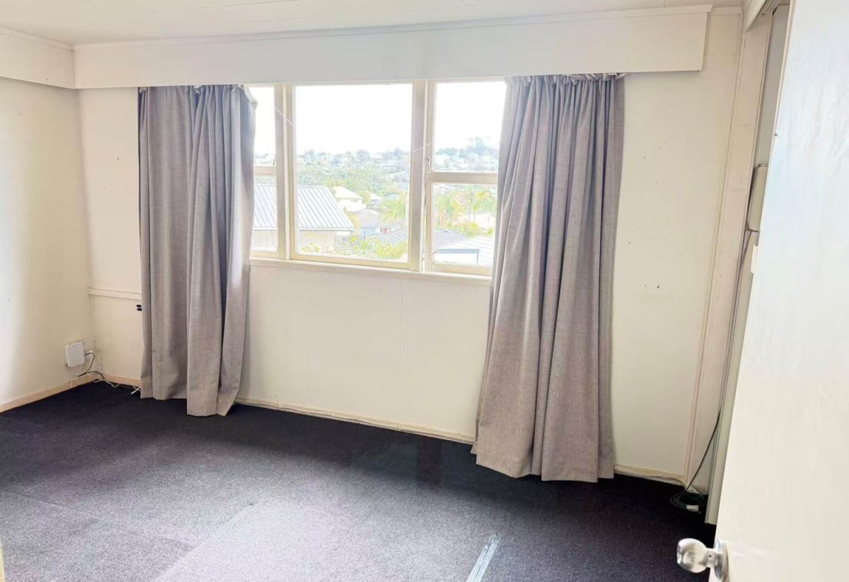 MORTGAGEE SALE, 949m2 section, Positioned next door to Stanmore Bay School, Previously consented and operated as an educational training facility for a number of years, the layout comprises multiple office spaces, a large open-plan area, kitchen facilities and two separate toilets, 32 Waiora Road, Stanmore Bay, Auckland
