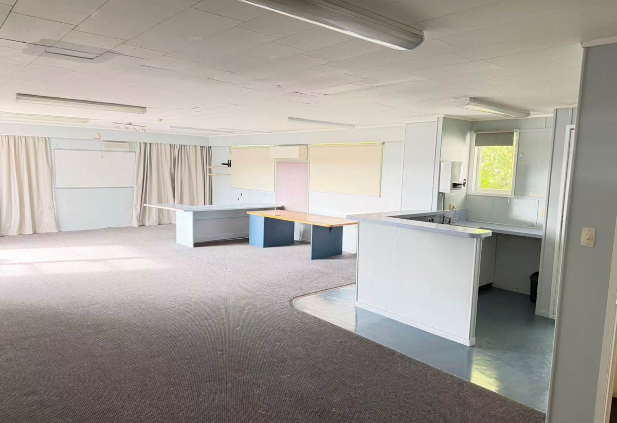 MORTGAGEE SALE, 949m2 section, Positioned next door to Stanmore Bay School, Previously consented and operated as an educational training facility for a number of years, the layout comprises multiple office spaces, a large open-plan area, kitchen facilities and two separate toilets, 32 Waiora Road, Stanmore Bay, Auckland