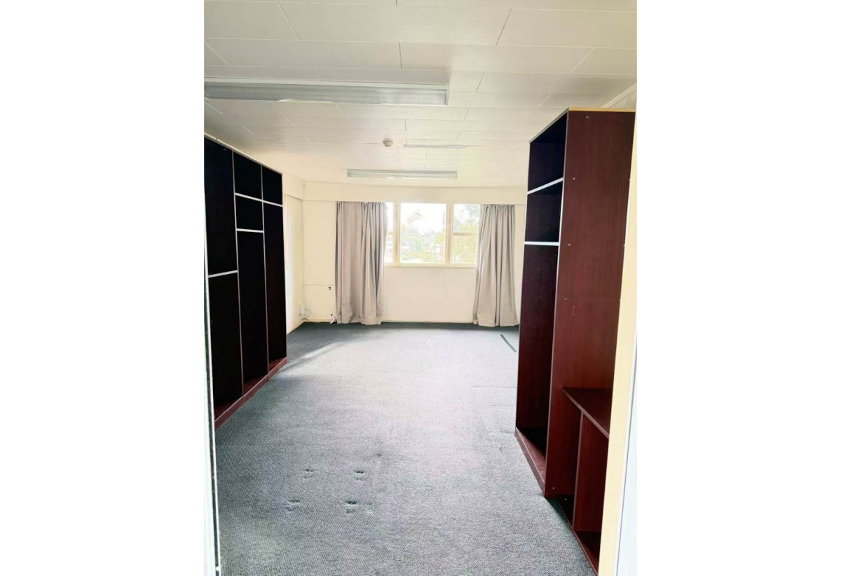 MORTGAGEE SALE, 949m2 section, Positioned next door to Stanmore Bay School, Previously consented and operated as an educational training facility for a number of years, the layout comprises multiple office spaces, a large open-plan area, kitchen facilities and two separate toilets, 32 Waiora Road, Stanmore Bay, Auckland