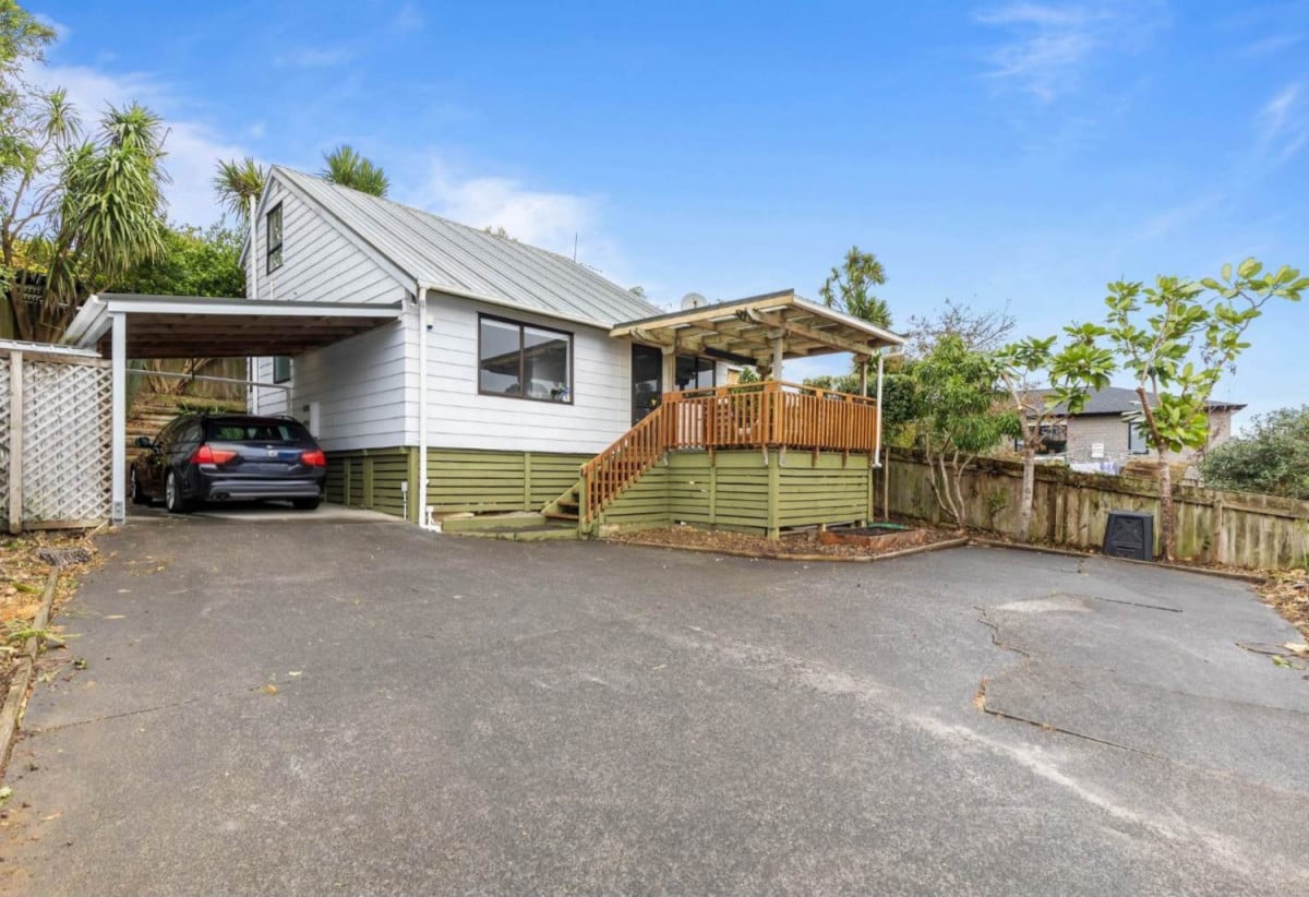 Standalone 2 beds (1 ensuite) 2 baths house with carport, 78B Vodanovich Road, Te Atatu South, Auckland