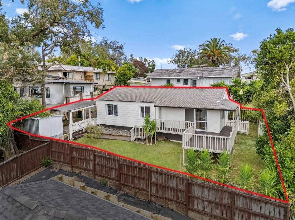 Urgent Sale, Vendor has relocated to Australia, Standalone 3 beds 1 bath house with carport, 2/39 Bayview Road, Bayview, Auckland
