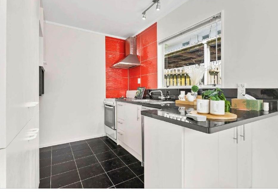 Urgent Sale, Vendor has relocated to Australia, Standalone 3 beds 1 bath house with carport, 2/39 Bayview Road, Bayview, Auckland