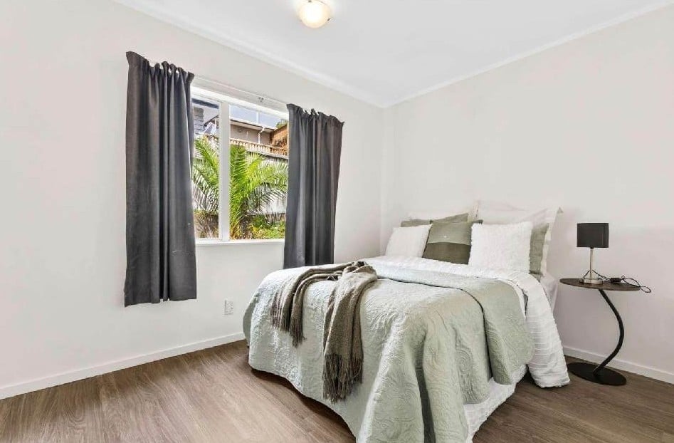 Urgent Sale, Vendor has relocated to Australia, Standalone 3 beds 1 bath house with carport, 2/39 Bayview Road, Bayview, Auckland
