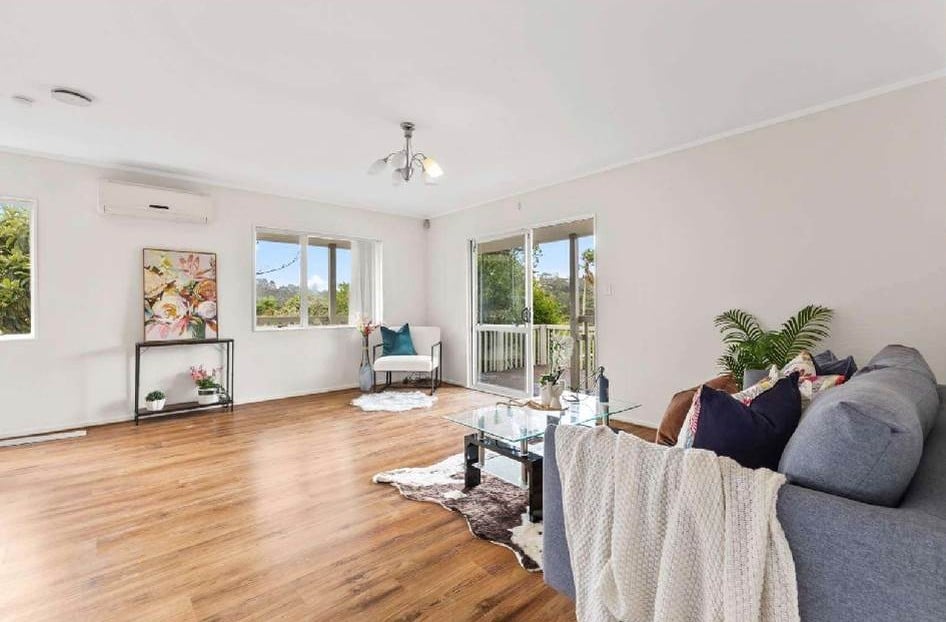 Urgent Sale, Vendor has relocated to Australia, Standalone 3 beds 1 bath house with carport, 2/39 Bayview Road, Bayview, Auckland
