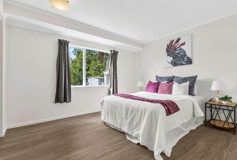 Urgent Sale, Vendor has relocated to Australia, Standalone 3 beds 1 bath house with carport, 2/39 Bayview Road, Bayview, Auckland