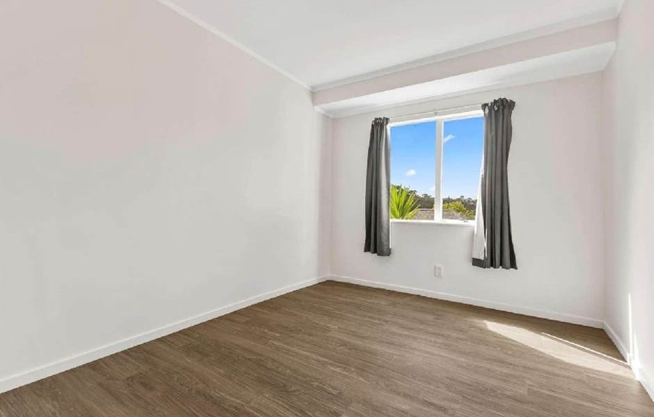 Urgent Sale, Vendor has relocated to Australia, Standalone 3 beds 1 bath house with carport, 2/39 Bayview Road, Bayview, Auckland
