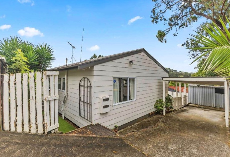 Urgent Sale, Vendor has relocated to Australia, Standalone 3 beds 1 bath house with carport, 2/39 Bayview Road, Bayview, Auckland