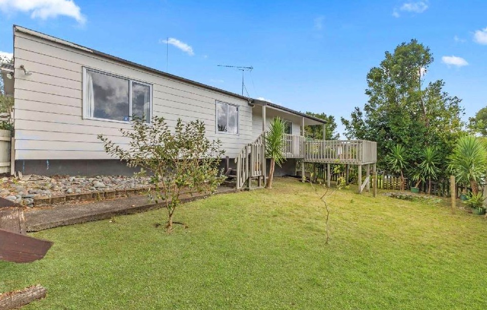 Urgent Sale, Vendor has relocated to Australia, Standalone 3 beds 1 bath house with carport, 2/39 Bayview Road, Bayview, Auckland