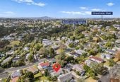 Urgent Sale, Vendor has relocated to Australia, Standalone 3 beds 1 bath house with carport, 2/39 Bayview Road, Bayview, Auckland