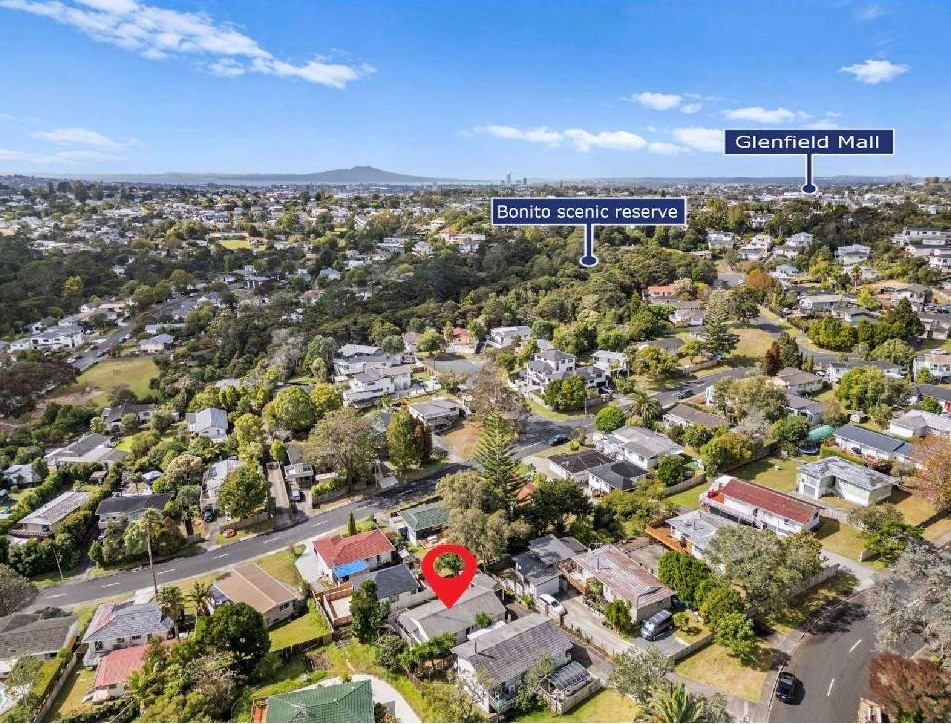 Urgent Sale, Vendor has relocated to Australia, Standalone 3 beds 1 bath house with carport, 2/39 Bayview Road, Bayview, Auckland
