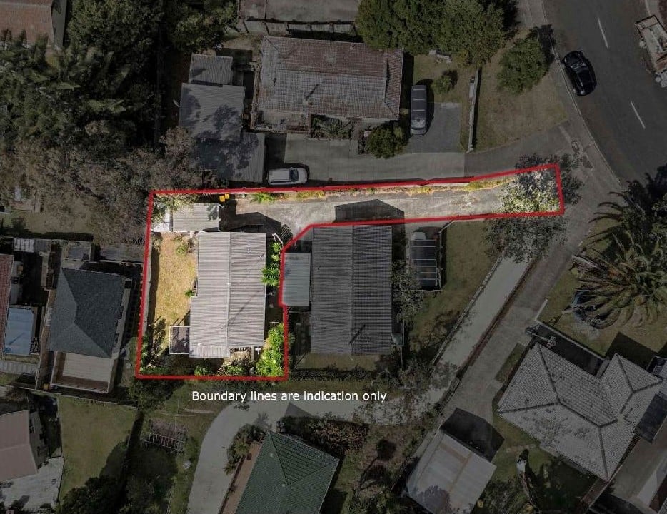 Urgent Sale, Vendor has relocated to Australia, Standalone 3 beds 1 bath house with carport, 2/39 Bayview Road, Bayview, Auckland