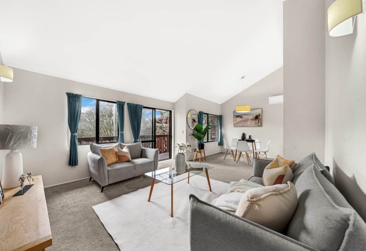 Once over 10 years, Standalone 2 beds 1.5 baths house with carport, 64B Frederick Street, Hillsborough, Auckland