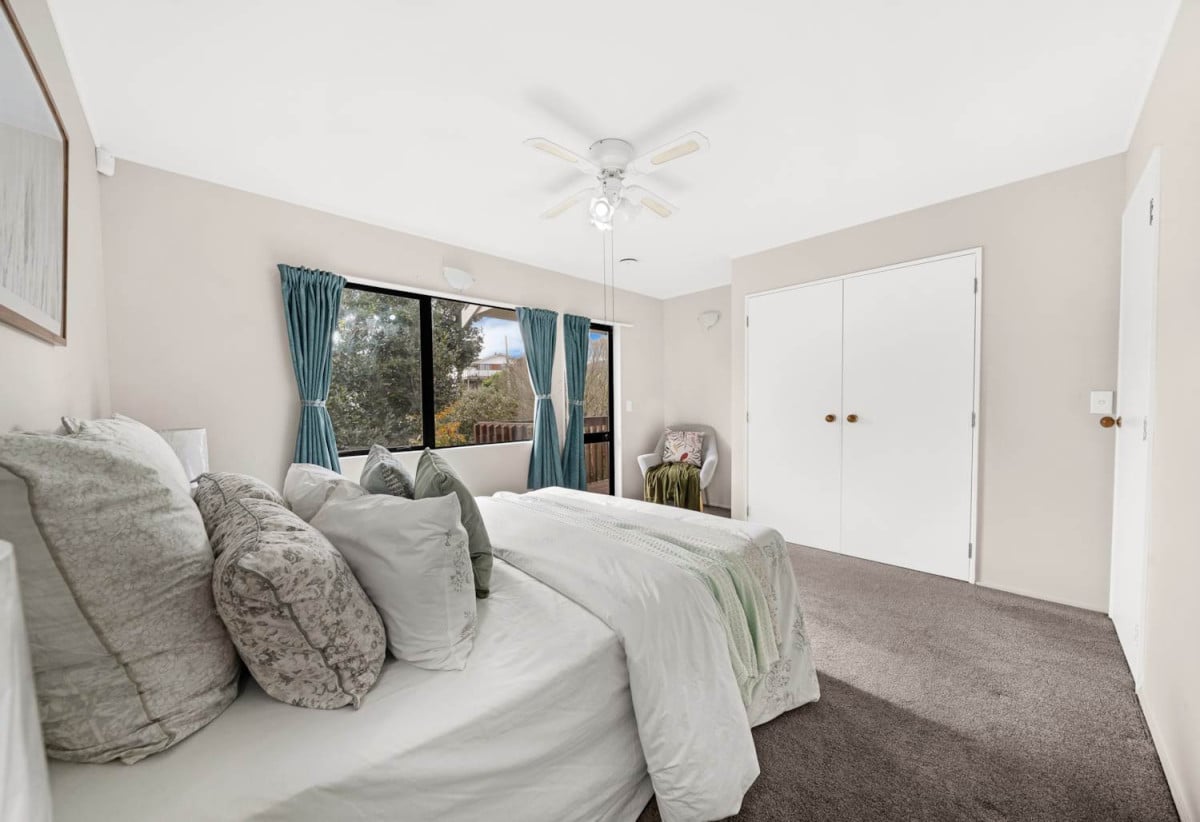Once over 10 years, Standalone 2 beds 1.5 baths house with carport, 64B Frederick Street, Hillsborough, Auckland