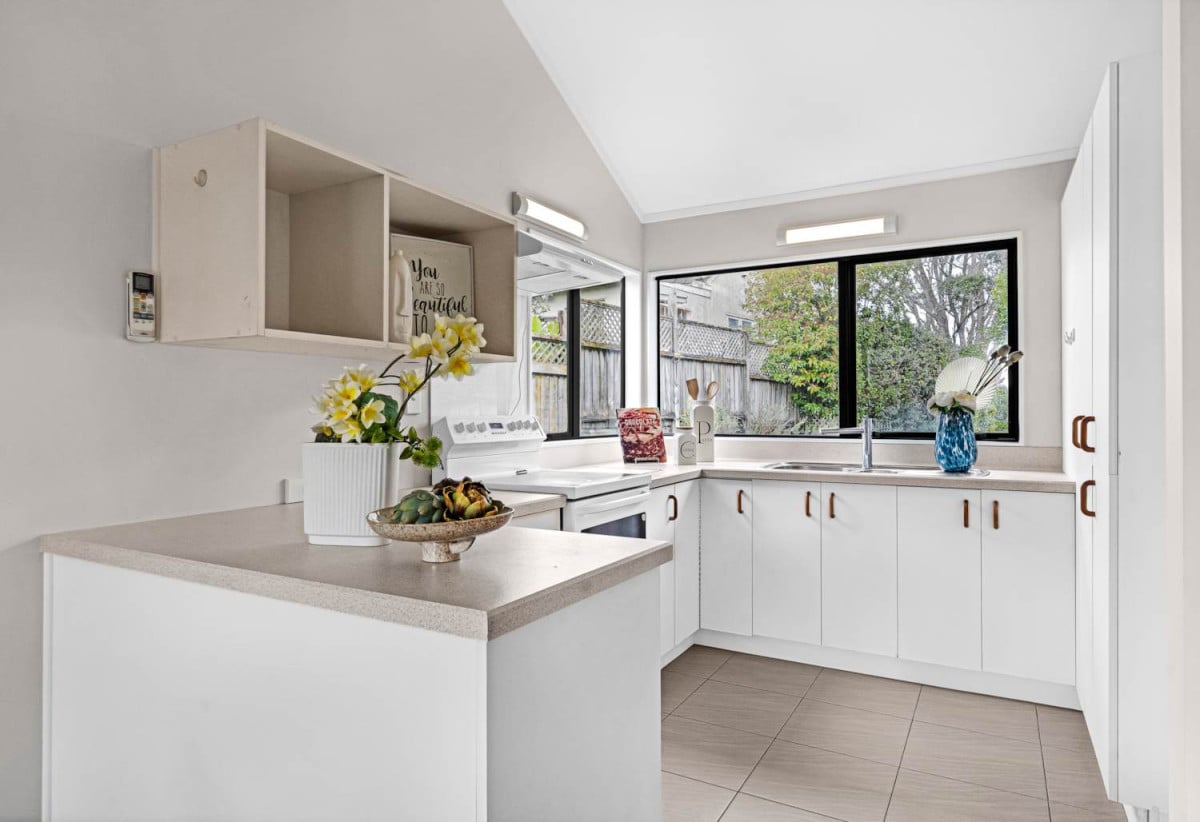 Once over 10 years, Standalone 2 beds 1.5 baths house with carport, 64B Frederick Street, Hillsborough, Auckland