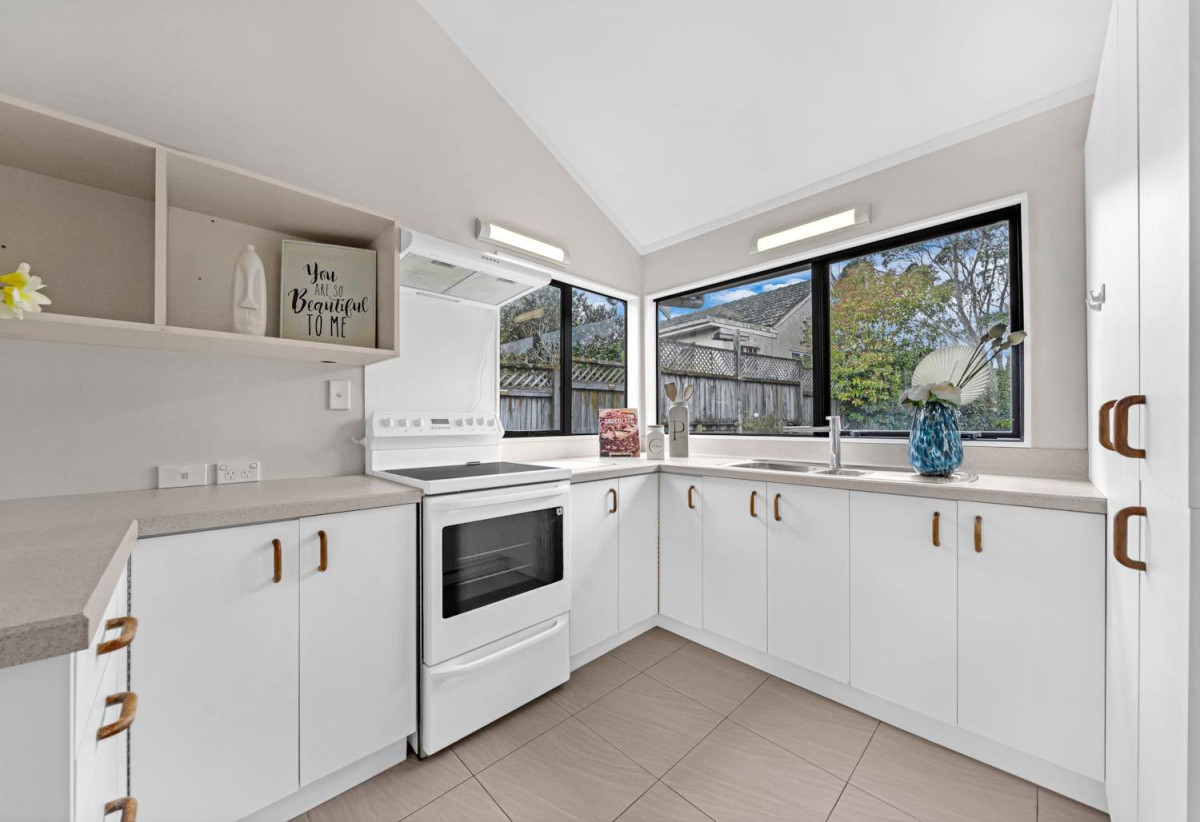 Once over 10 years, Standalone 2 beds 1.5 baths house with carport, 64B Frederick Street, Hillsborough, Auckland