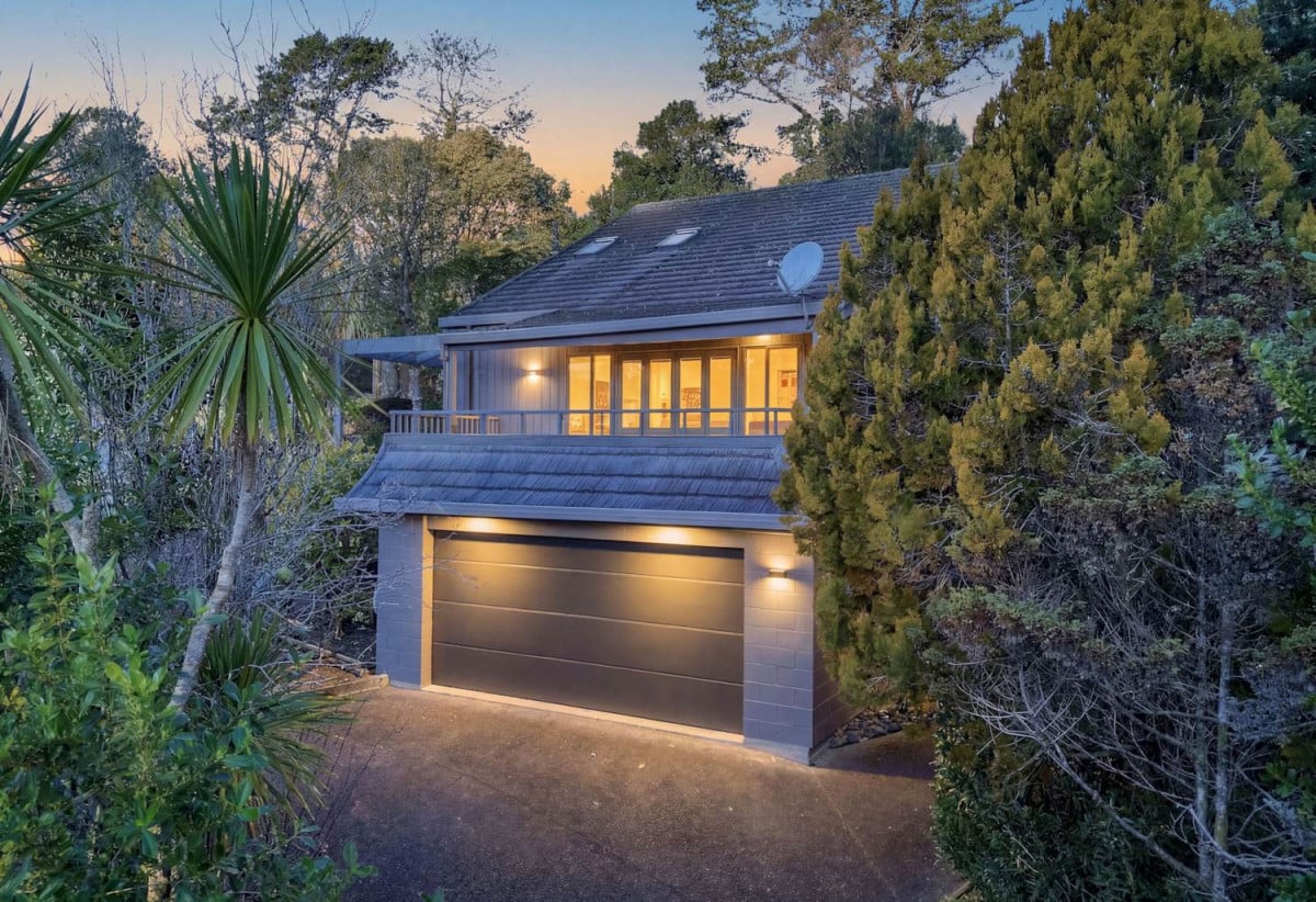 Rangitoto College and Westlake school zone, 708m2 section, Renovated 3 beds 2 baths house with double garage, 6 Tree Fern Trail, Campbells Bay, Auckland