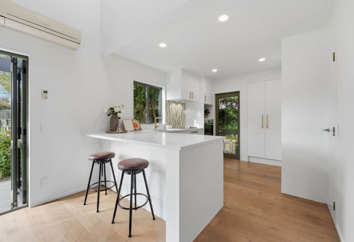 Rangitoto College and Westlake school zone, 708m2 section, Renovated 3 beds 2 baths house with double garage, 6 Tree Fern Trail, Campbells Bay, Auckland