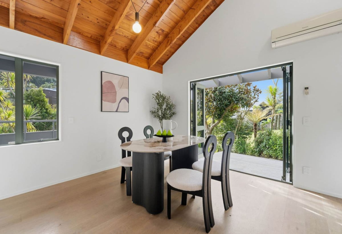 Rangitoto College and Westlake school zone, 708m2 section, Renovated 3 beds 2 baths house with double garage, 6 Tree Fern Trail, Campbells Bay, Auckland