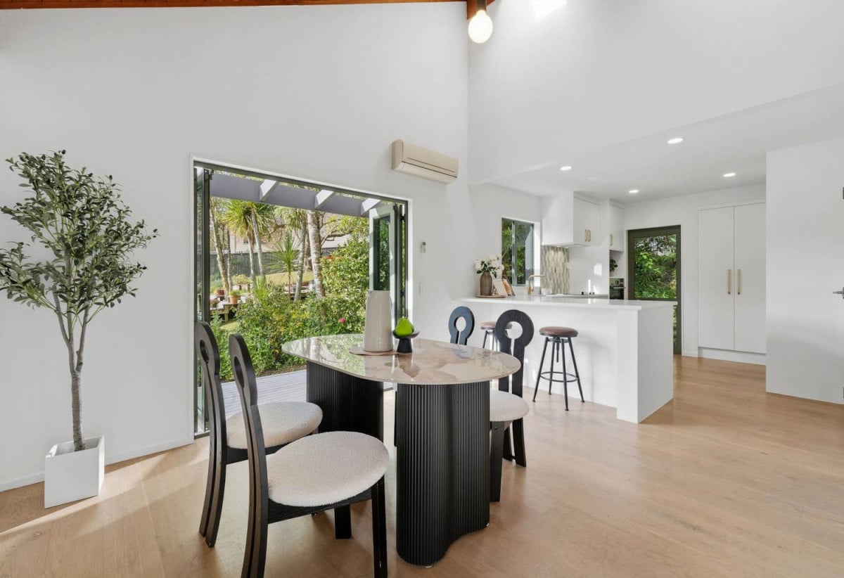 Rangitoto College and Westlake school zone, 708m2 section, Renovated 3 beds 2 baths house with double garage, 6 Tree Fern Trail, Campbells Bay, Auckland
