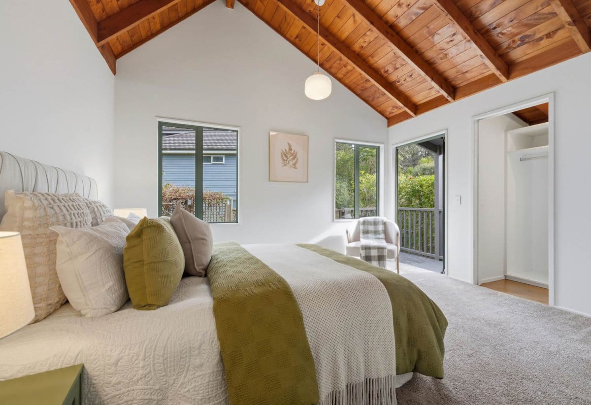 Rangitoto College and Westlake school zone, 708m2 section, Renovated 3 beds 2 baths house with double garage, 6 Tree Fern Trail, Campbells Bay, Auckland