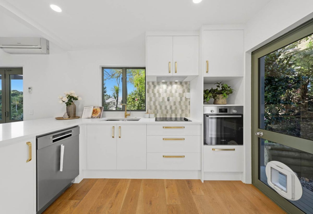 Rangitoto College and Westlake school zone, 708m2 section, Renovated 3 beds 2 baths house with double garage, 6 Tree Fern Trail, Campbells Bay, Auckland