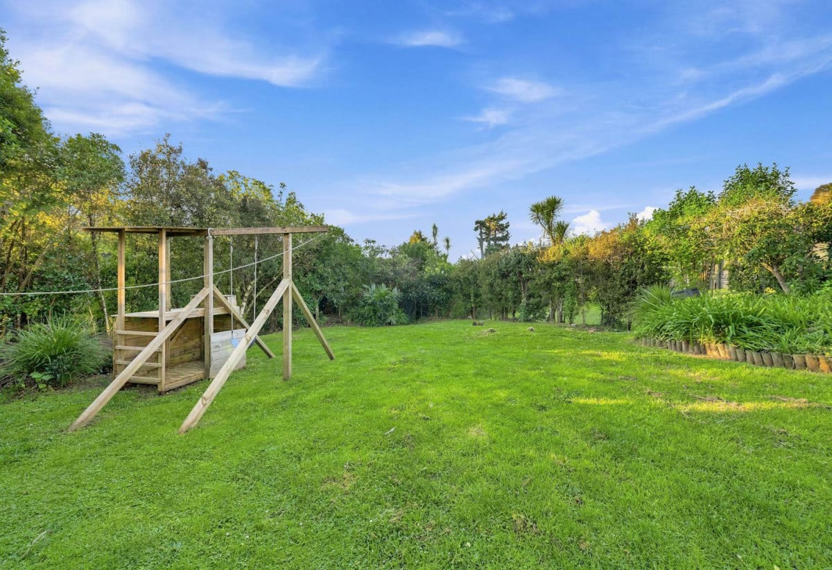 Rangitoto College and Westlake school zone, 708m2 section, Renovated 3 beds 2 baths house with double garage, 6 Tree Fern Trail, Campbells Bay, Auckland