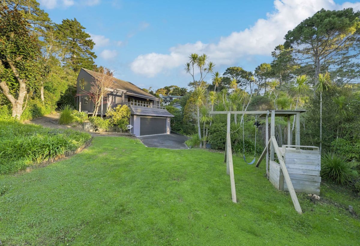 Rangitoto College and Westlake school zone, 708m2 section, Renovated 3 beds 2 baths house with double garage, 6 Tree Fern Trail, Campbells Bay, Auckland