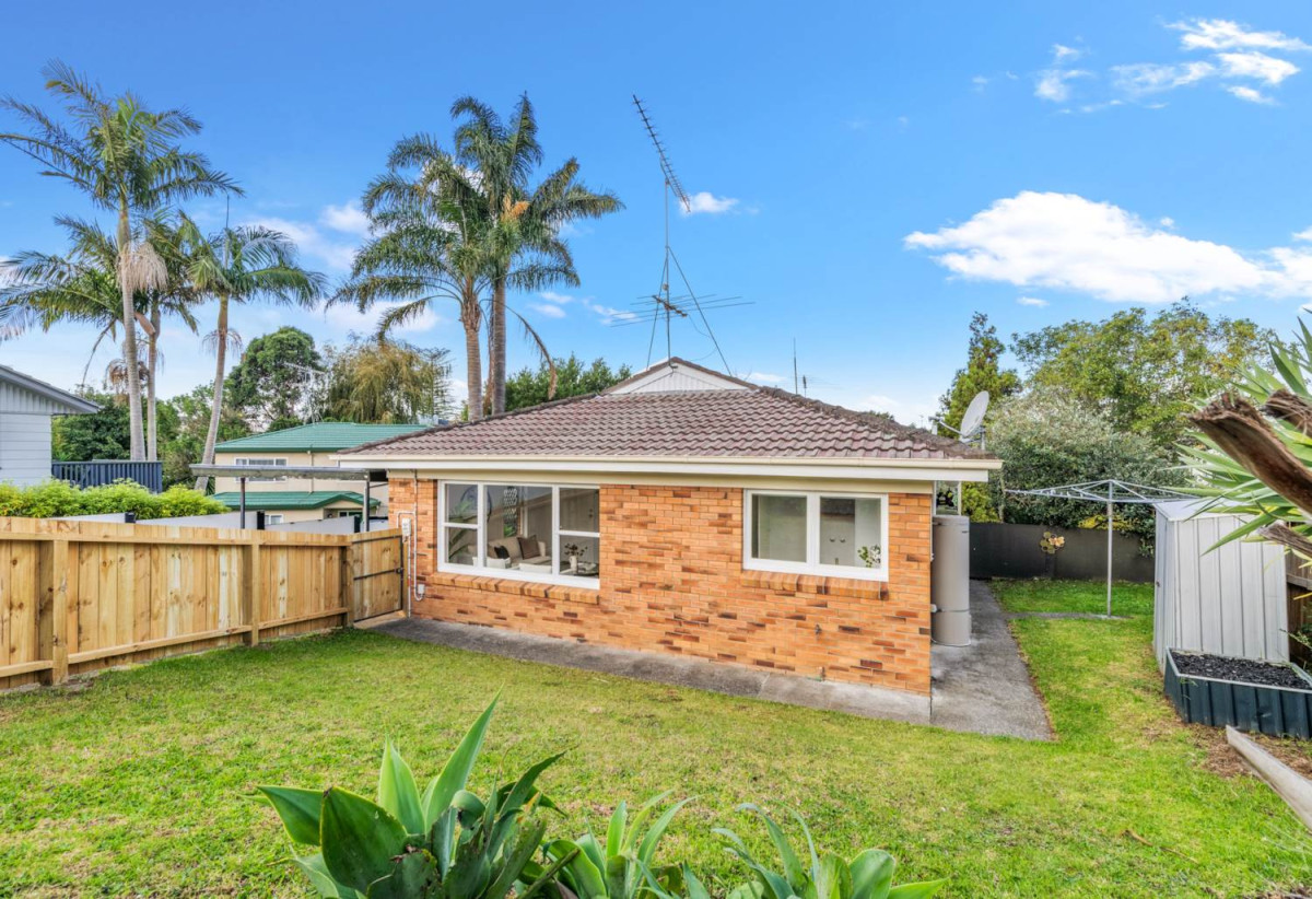 For rent, 2 beds 1 bath home with carport, available 6th August, 11A Broadview Place, Howick, Auckland