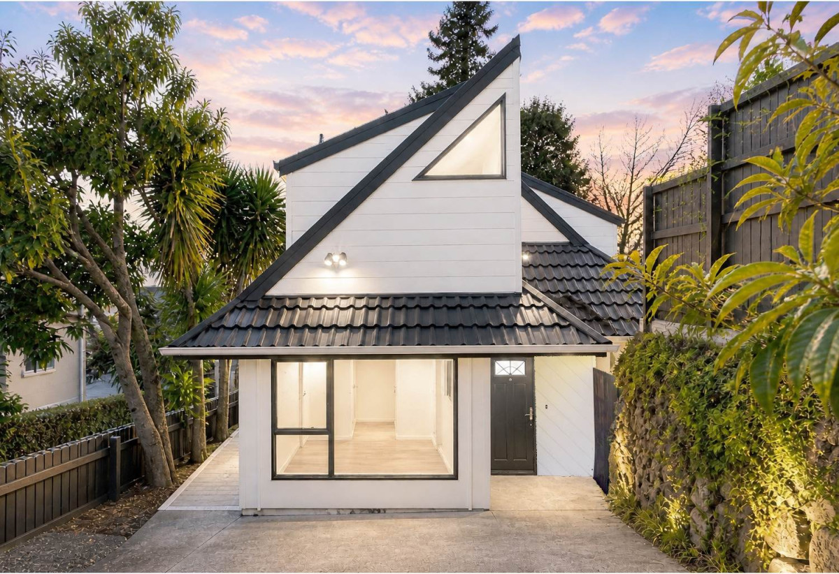 Double Grammar school zone (Mt Albert Grammar School, Auckland Girls’ Grammar School), Walk to St Lukes Mall | Fully Renovated 4 beds 2.5 baths house with car parks, 69A Morningside Drive, St Lukes, Auckland