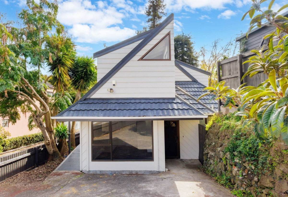 Double Grammar school zone (Mt Albert Grammar School, Auckland Girls’ Grammar School), Walk to St Lukes Mall | Fully Renovated 4 beds 2.5 baths house with car parks, 69A Morningside Drive, St Lukes, Auckland