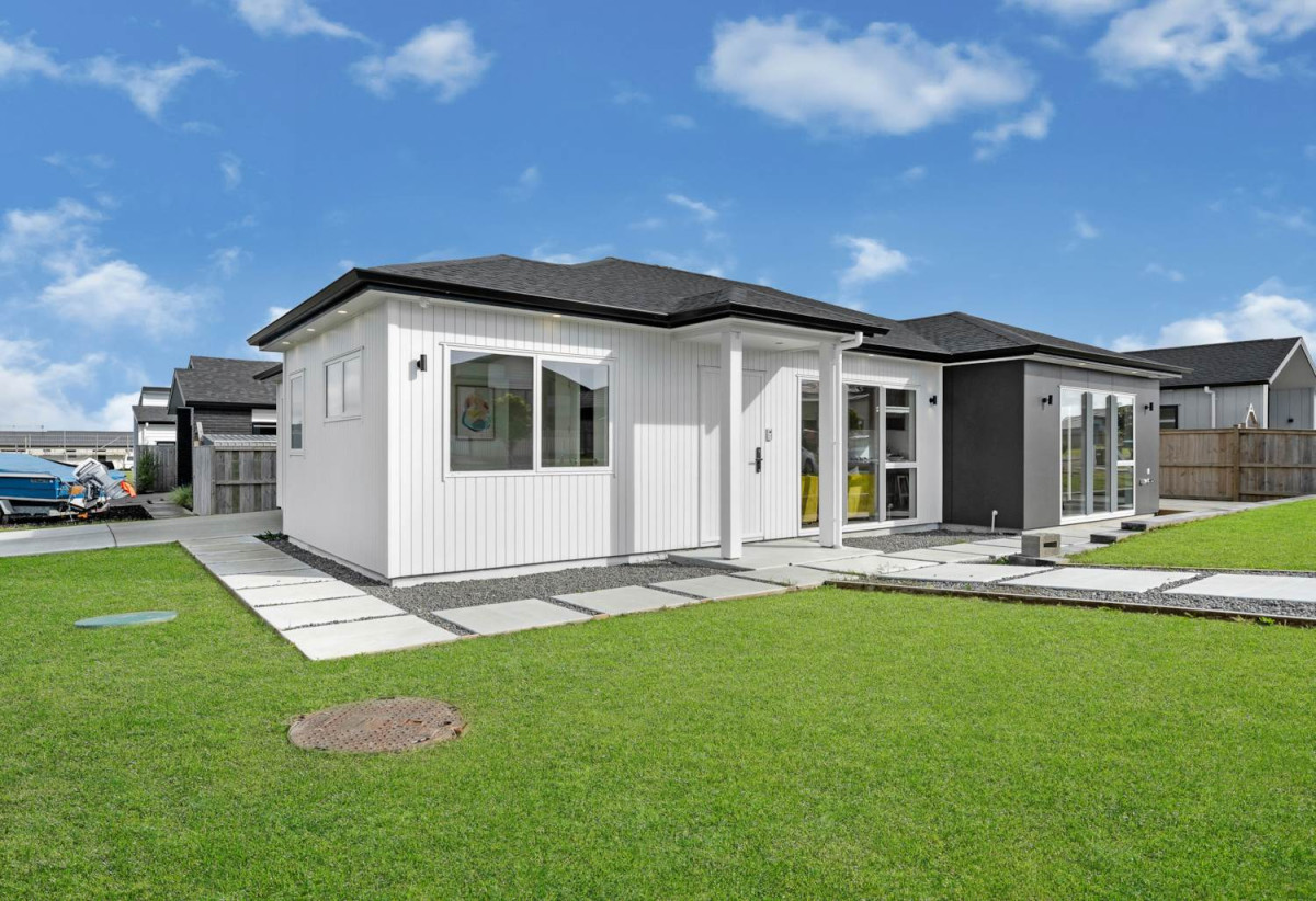 4 beds (2 ensuites) 3 baths house with double garage, 97 Mutetai Road, Clarks Beach, Auckland