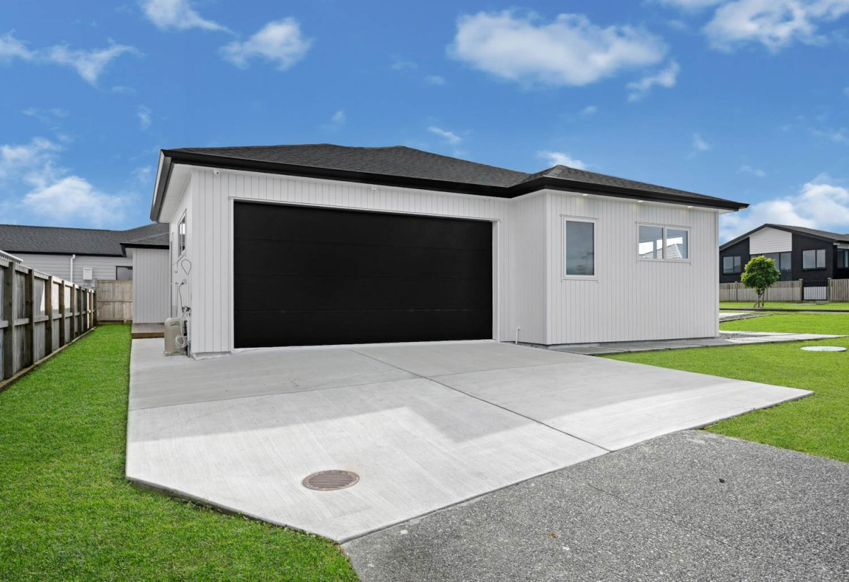 4 beds (2 ensuites) 3 baths house with double garage, 97 Mutetai Road, Clarks Beach, Auckland