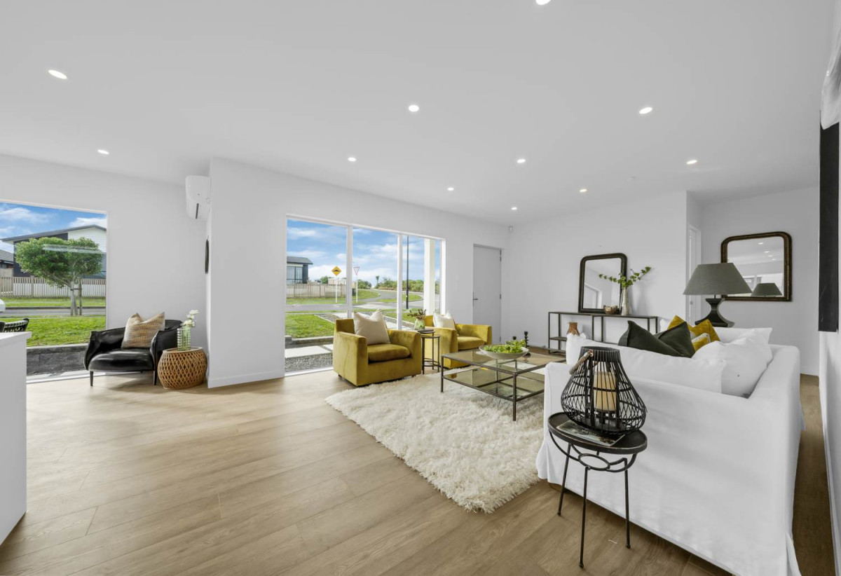 4 beds (2 ensuites) 3 baths house with double garage, 97 Mutetai Road, Clarks Beach, Auckland