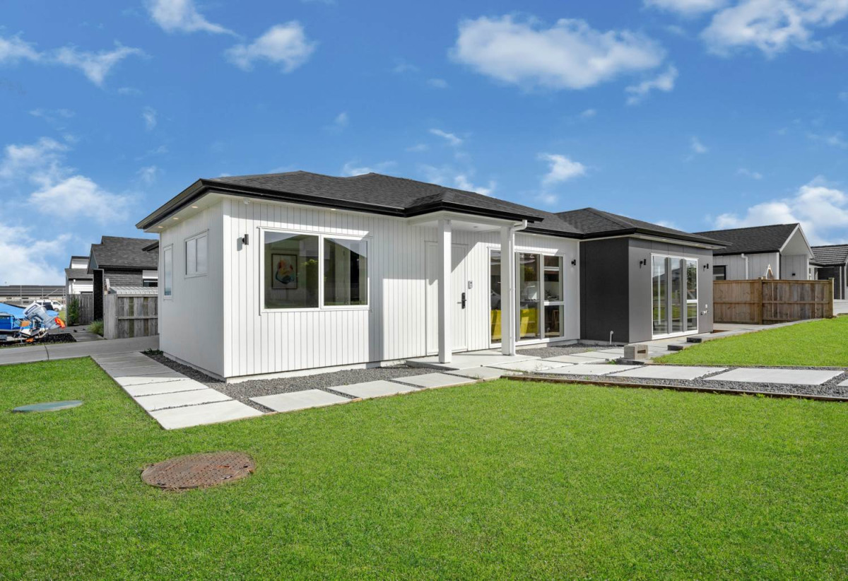 4 beds (2 ensuites) 3 baths house with double garage, 97 Mutetai Road, Clarks Beach, Auckland