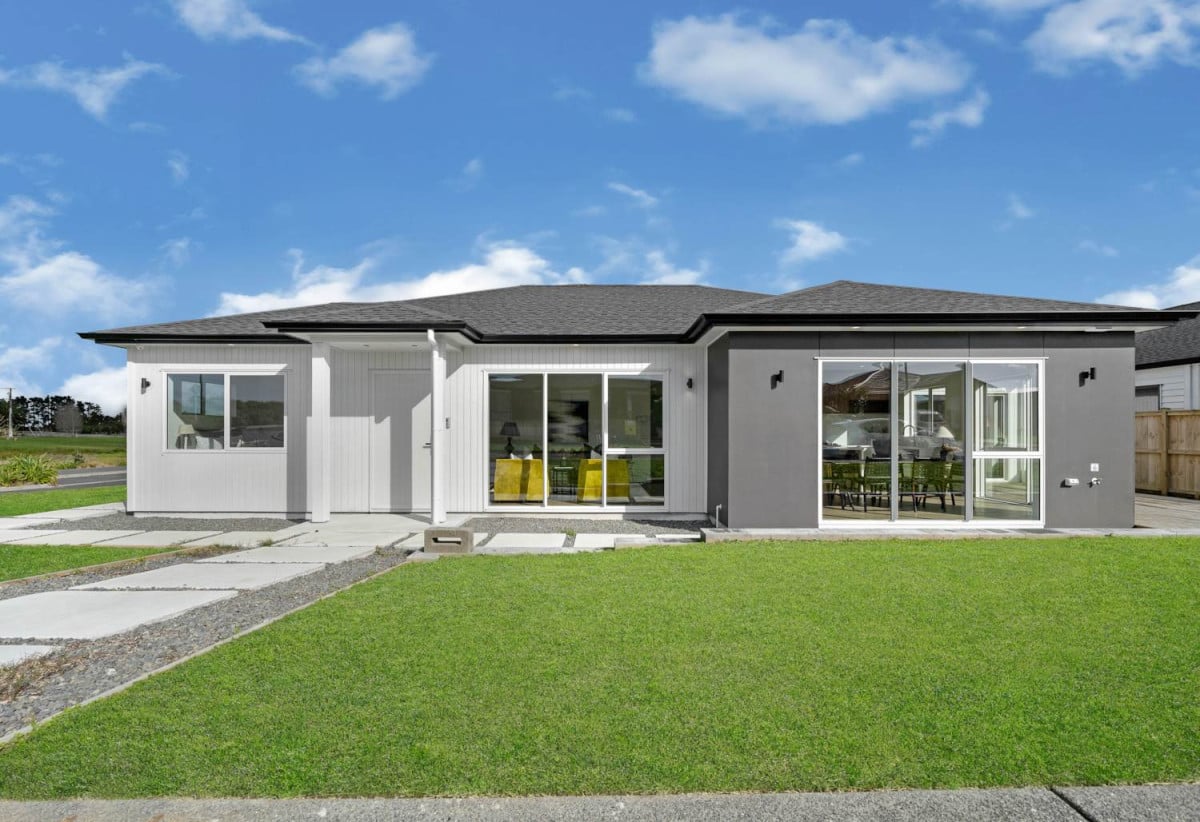 4 beds (2 ensuites) 3 baths house with double garage, 97 Mutetai Road, Clarks Beach, Auckland