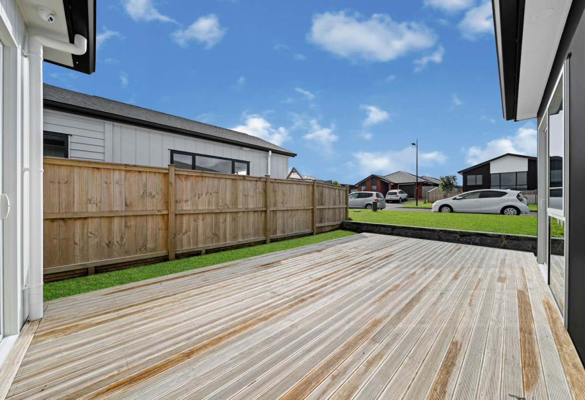 4 beds (2 ensuites) 3 baths house with double garage, 97 Mutetai Road, Clarks Beach, Auckland
