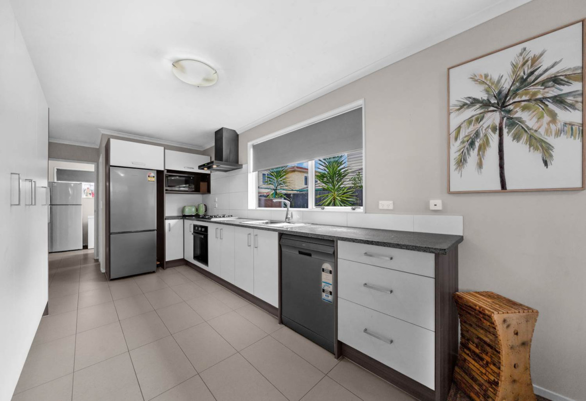 Brick and weatherboard 5 beds (4 doubles + 1 single) 2.5 baths house with double garage, 33 Hain Avenue, Mangere East, Auckland
