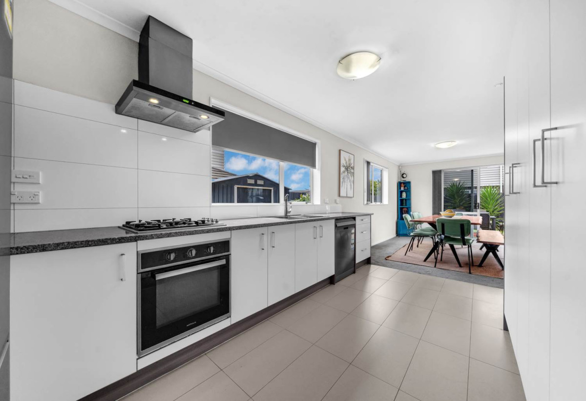 Brick and weatherboard 5 beds (4 doubles + 1 single) 2.5 baths house with double garage, 33 Hain Avenue, Mangere East, Auckland