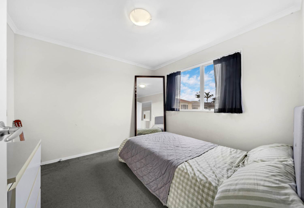 Brick and weatherboard 5 beds (4 doubles + 1 single) 2.5 baths house with double garage, 33 Hain Avenue, Mangere East, Auckland