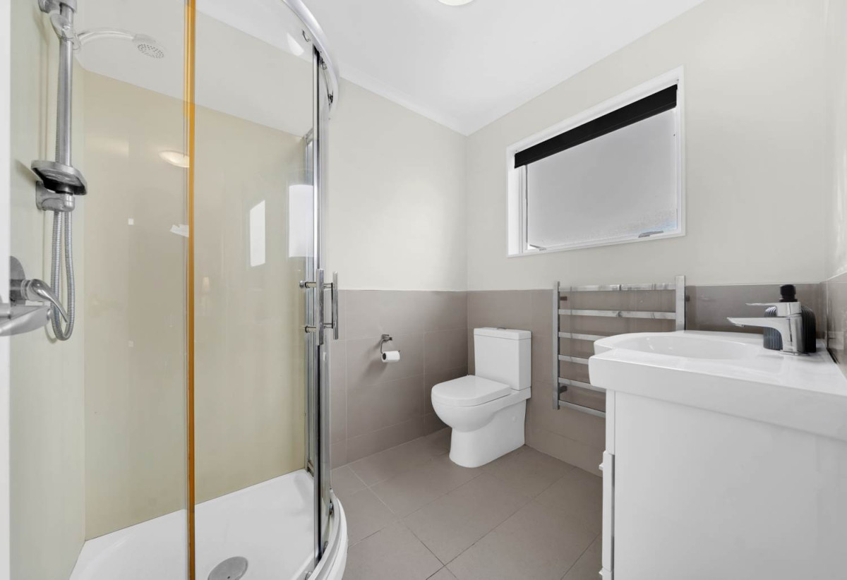 Brick and weatherboard 5 beds (4 doubles + 1 single) 2.5 baths house with double garage, 33 Hain Avenue, Mangere East, Auckland