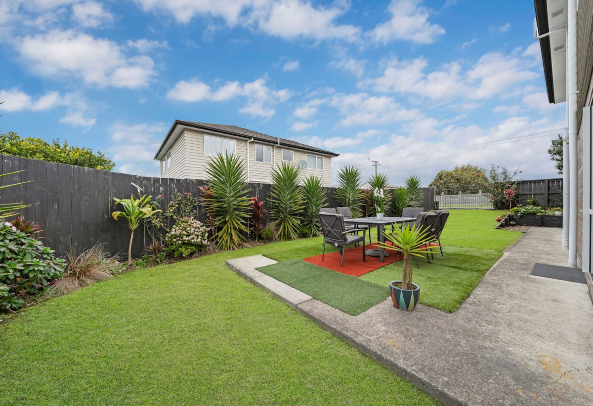 Brick and weatherboard 5 beds (4 doubles + 1 single) 2.5 baths house with double garage, 33 Hain Avenue, Mangere East, Auckland